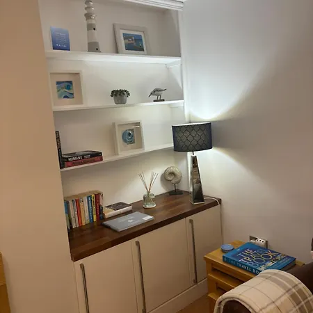 Ground Floor Dog Friendly Ideally Situated To Amenities Quiet Comfortable Location With Outside Space