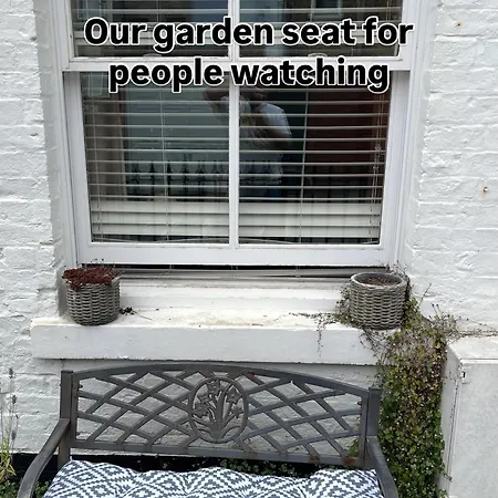Ground Floor Dog Friendly Ideally Situated To Amenities Quiet Comfortable Location With Outside Space