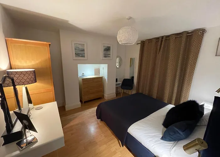 Apartament Ground Floor Dog Friendly Ideally Situated To Amenities Quiet Comfortable Location With Outside Space