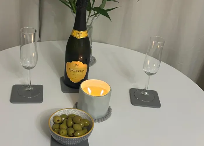 Apartament Ground Floor Dog Friendly Ideally Situated To Amenities Quiet Comfortable Location With Outside Space