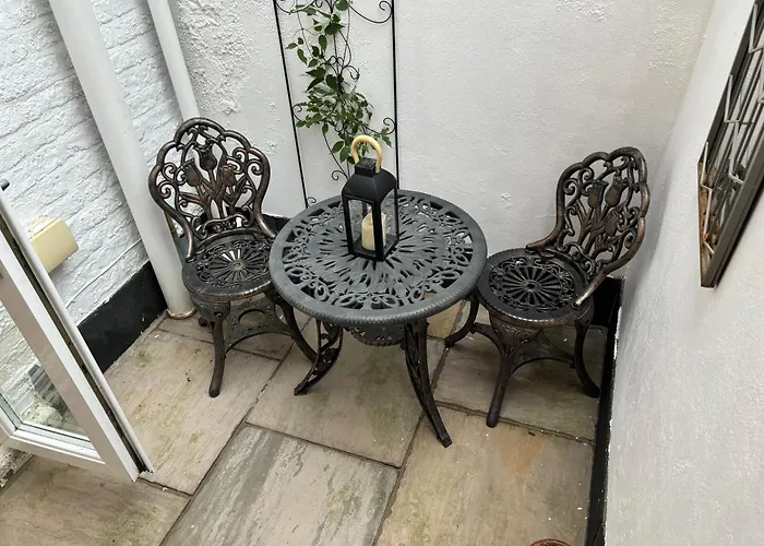 Ground Floor Dog Friendly Ideally Situated To Amenities Quiet Comfortable Location With Outside Space Apartament Whitby