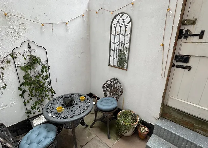 Ground Floor Dog Friendly Ideally Situated To Amenities Quiet Comfortable Location With Outside Space Apartament Whitby