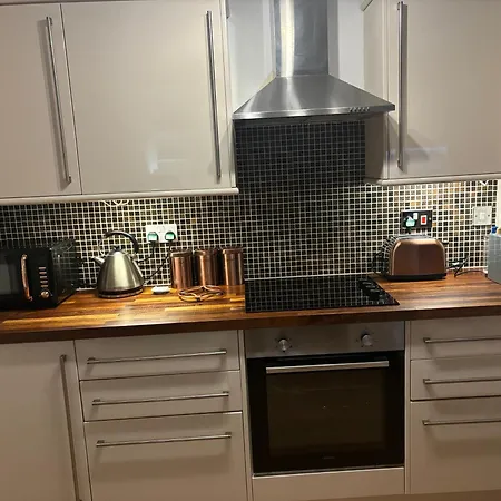 Ground Floor Dog Friendly Ideally Situated To Amenities Quiet Comfortable Location With Outside Space 公寓