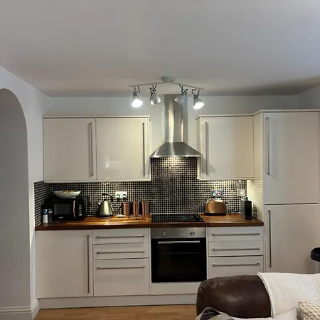 Ground Floor Dog Friendly Ideally Situated To Amenities Quiet Comfortable Location With Outside Space * וויטבי