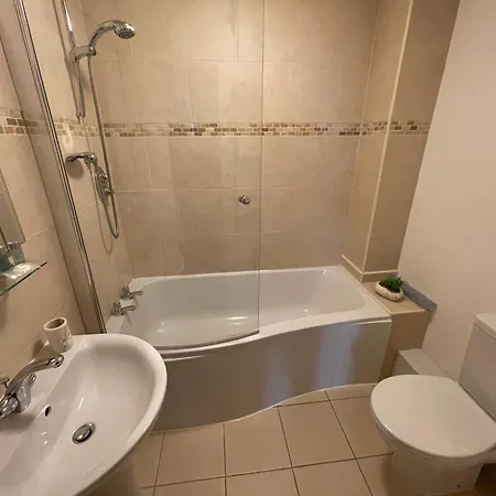 דירה Ground Floor Dog Friendly Ideally Situated To Amenities Quiet Comfortable Location With Outside Space