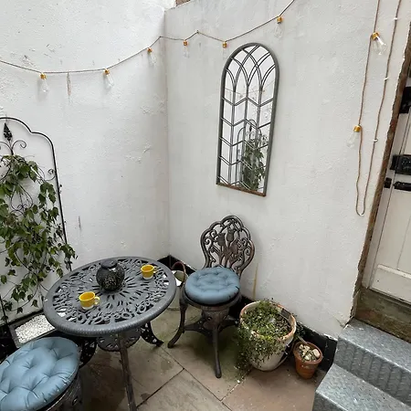 Ground Floor Dog Friendly Ideally Situated To Amenities Quiet Comfortable Location With Outside Space 公寓 惠特比